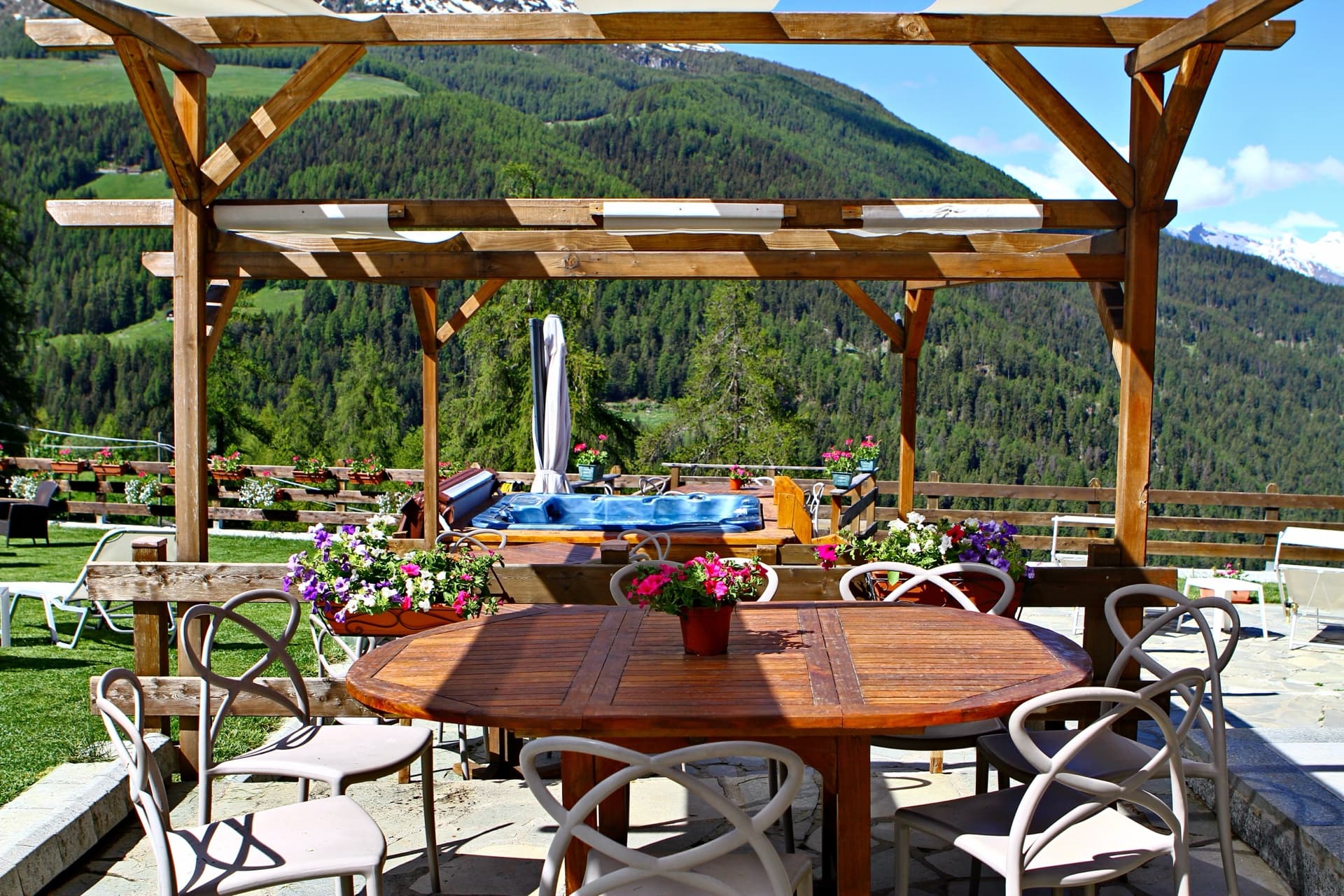 Terrazza con pergola e tavoli