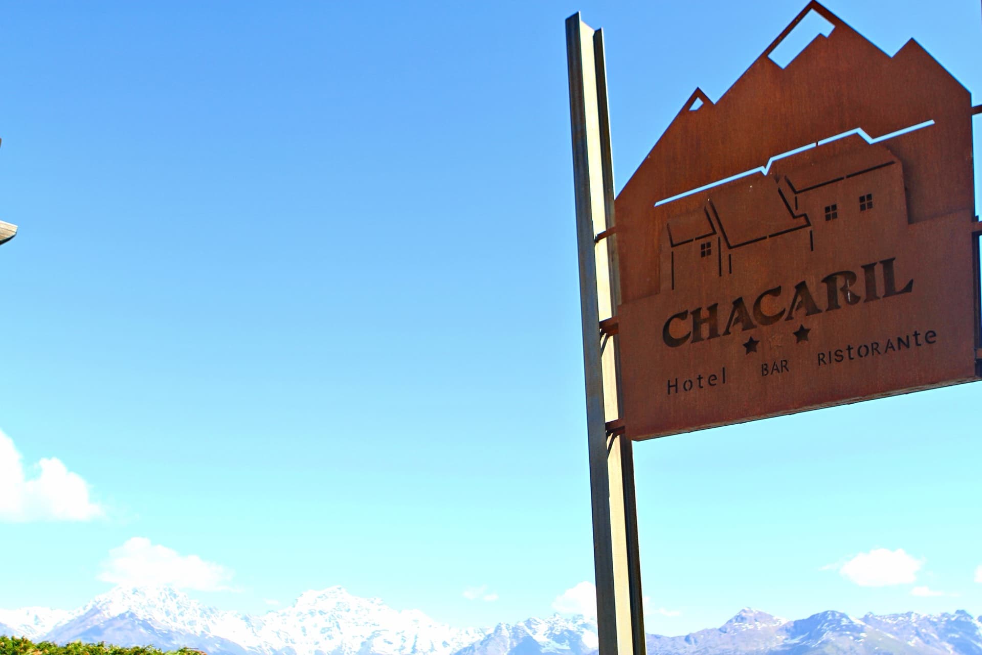 Insegna Chacaril con le Alpi
